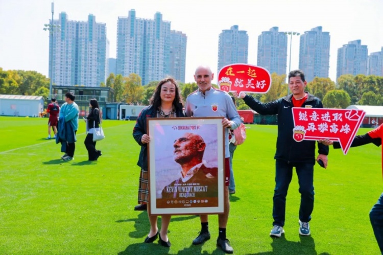 东体:海港主教练穆斯卡特收到一份用球迷图片拼接成的画像