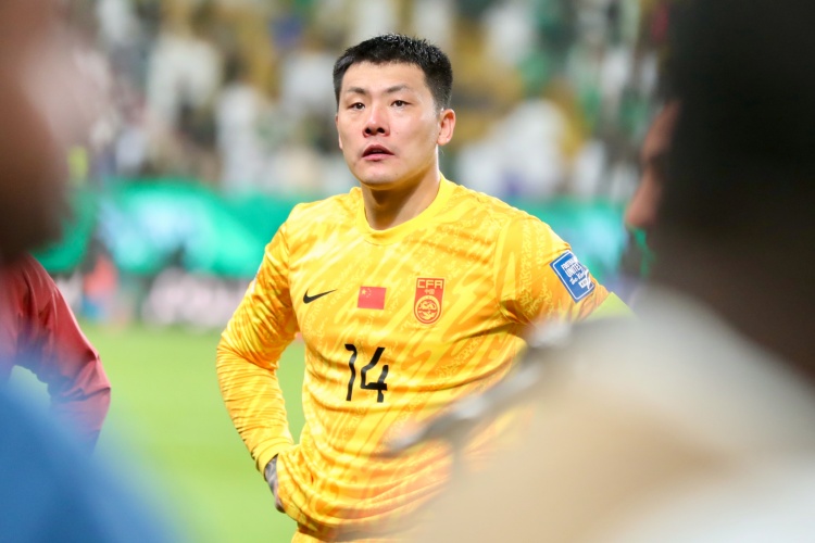 王大雷:个人表现?足球不是个人比赛 下半场丢球比较突然